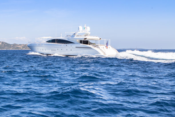 海上的豪华游艇图片下载