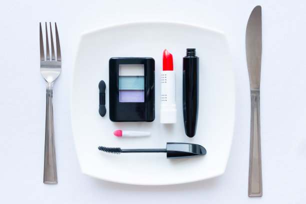 一套化妆用的盘子和刀叉图片下载