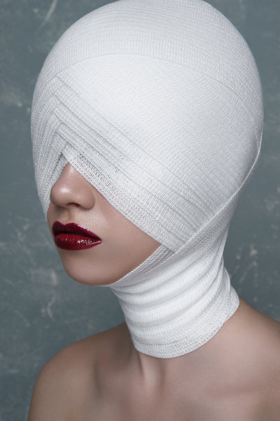 女性，脸上缠着医用白色绷带图片下载