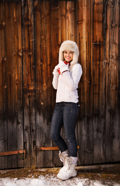 在乡村木墙附近有一幅女人的画像，上面画着红色的杯子图片下载