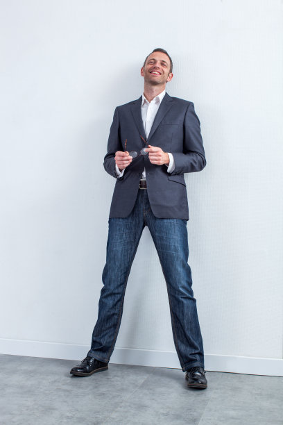 成功安详英俊的40多岁商人现代企业肖像图片下载