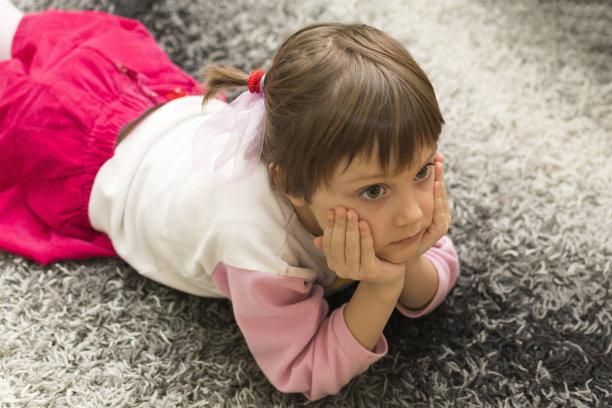 孩子看电视图片下载