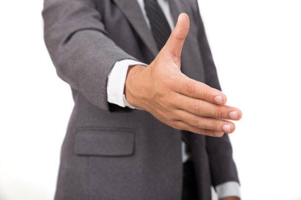 准备握手达成交易的商人图片下载