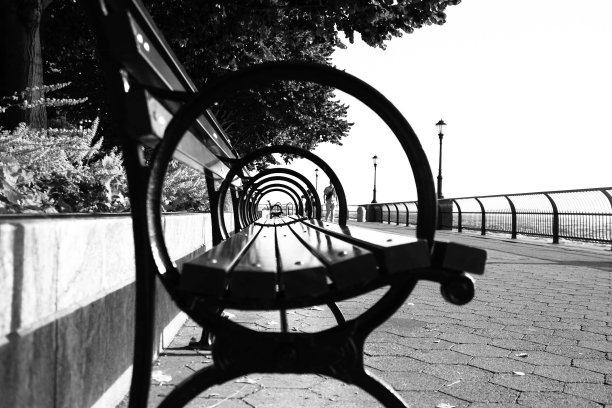 黑白模糊风格的公园长椅扶手图片下载