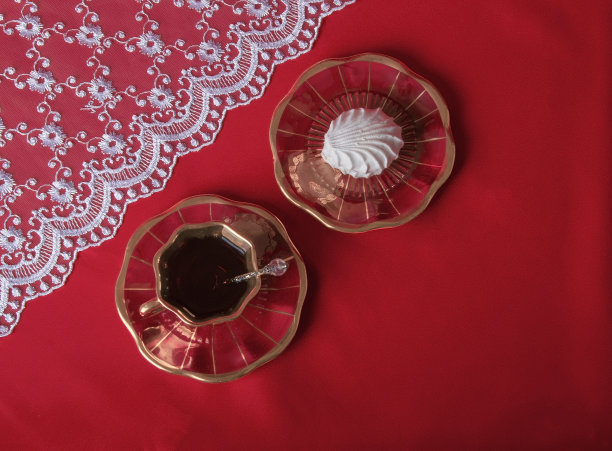 红缎子上抹着棉花糖的茶帽图片下载