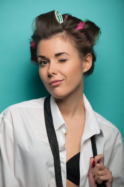 有趣可爱的黑发，带着卷发，穿着白衬衫图片下载