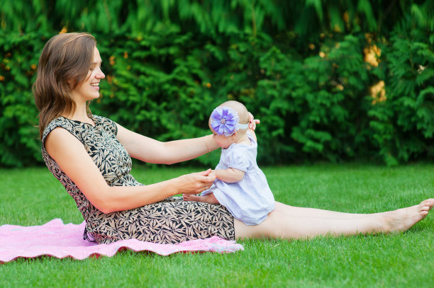 孩子与父母的概念-快乐的母亲与小婴儿图片下载