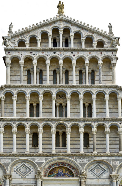 比萨大教堂正面的细节图片下载
