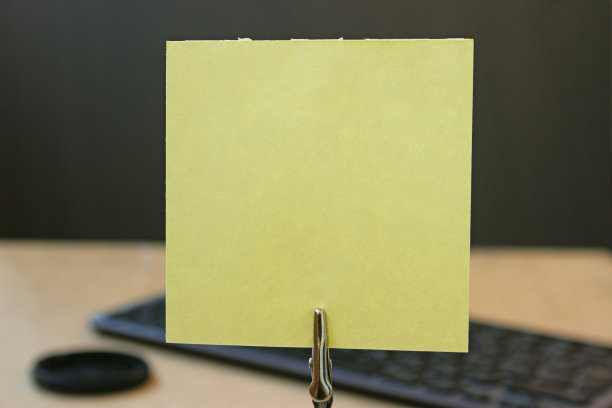 持有人的黄色便条纸。图片下载