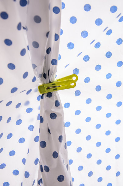 绿色布纺在蓝色点织物上图片下载