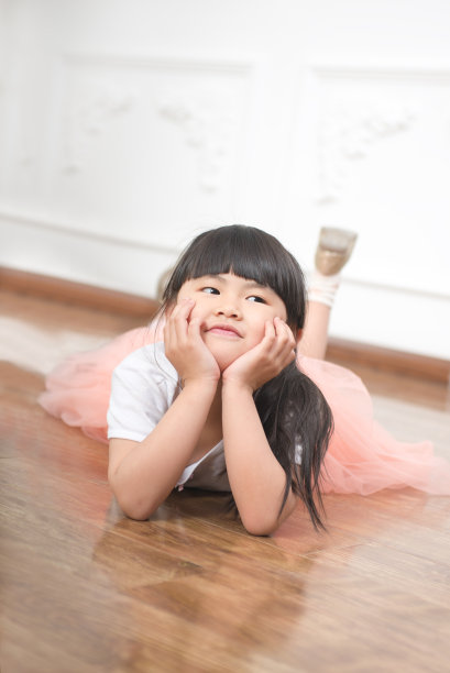 快乐的小女孩在说谎图片下载