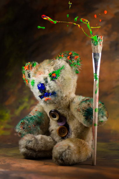 手里拿着彩色画笔的精灵泰迪熊图片下载