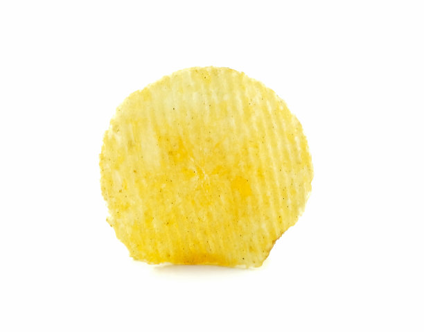 白色背景上的炸土豆片。图片下载