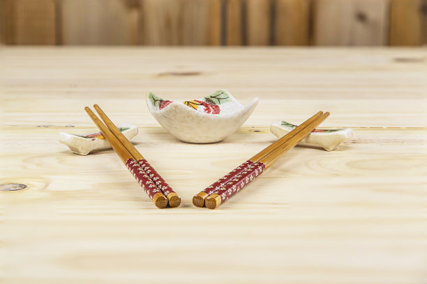 松木桌子上的筷子，刀架和酱碗图片下载