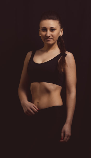 黑色背景上的女孩图片下载