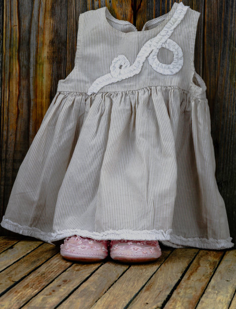 孩子们喜欢的东西，整齐地堆放在木制的背景上图片下载