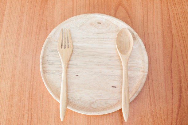 木桌子上的木盘子图片下载