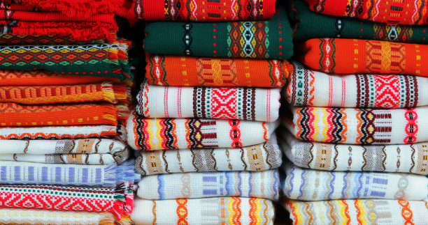 色彩鲜艳的织物与传统保加利亚刺绣图片下载