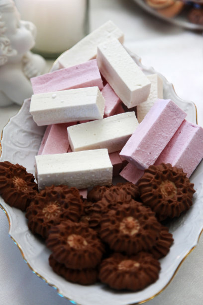 装在盘子里的巧克力饼干和水果糖图片下载