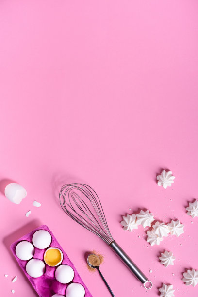 烘烤或烹饪背景框。烘焙蛋糕的配料，厨房用具。由鸡蛋制成的蛋白糖霜甜点。图片下载