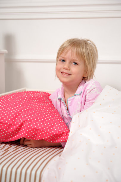 漂亮的小女孩睡在她的床上，然后醒来图片下载