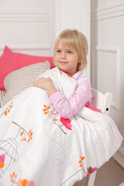 漂亮的小女孩睡在她的床上，然后醒来图片下载