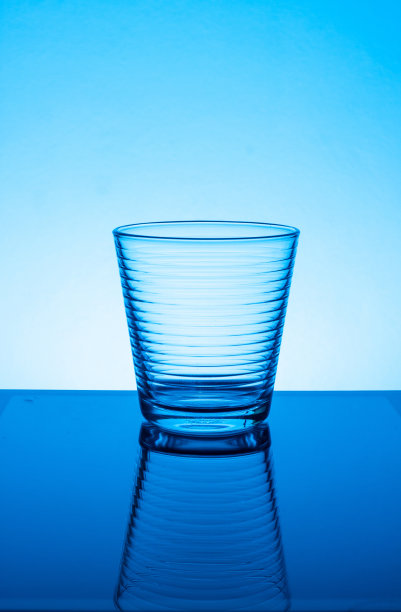 一杯新鲜啤酒图片下载