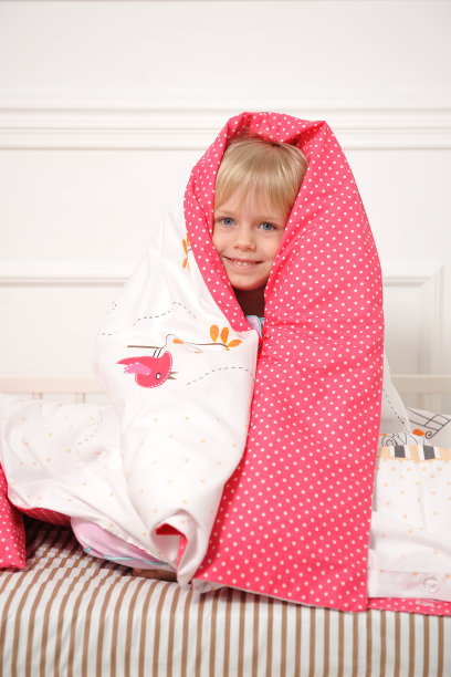 漂亮的小女孩睡在她的床上，然后醒来图片下载