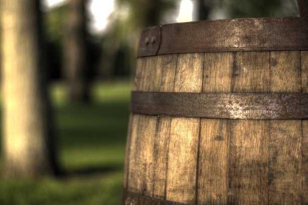 公园里奇怪的酒桶图片下载