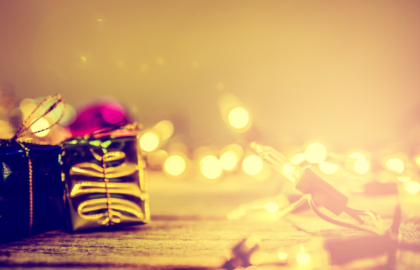 圣诞节，叮当金铃装饰着生锈的金色灯泡图片下载