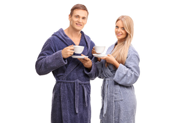 一对穿着浴袍喝咖啡的快乐夫妇图片下载