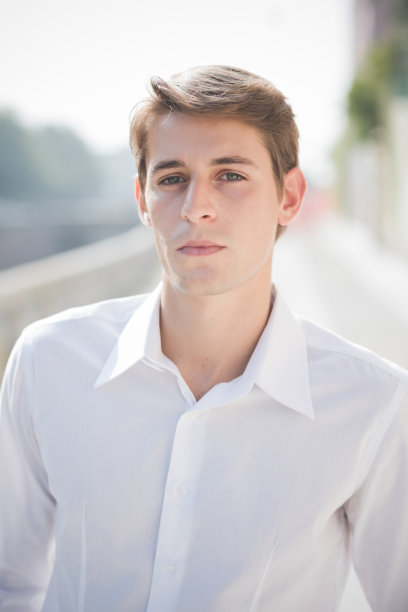 年轻帅气优雅的金发模特图片下载