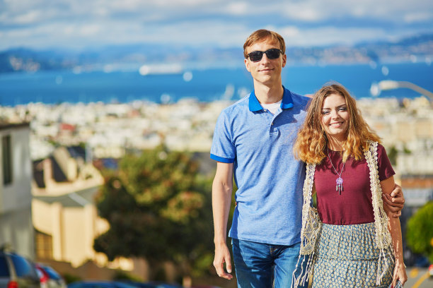 一对浪漫的情侣在旧金山约会图片下载