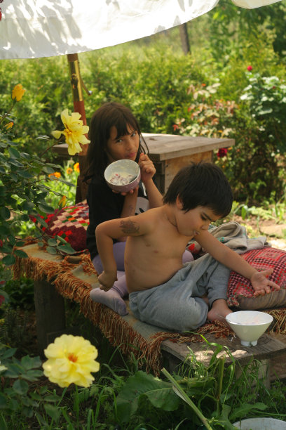 孩子们在吃零食图片下载