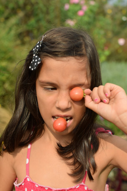 番茄的女孩图片下载