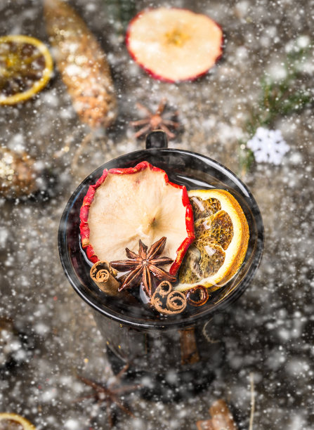 热葡萄酒在深色的木背景与冷杉枝图片下载