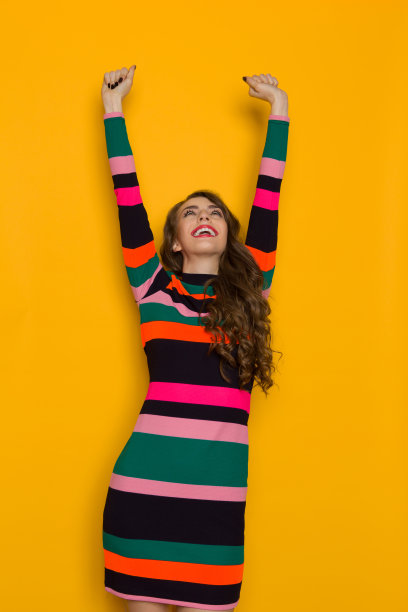 幸福的年轻女人伸出双臂向上看图片下载