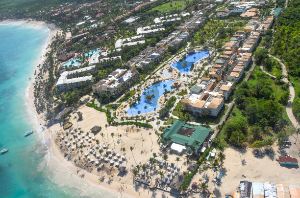 沙滩，建筑和蓝色的海浪。图片下载