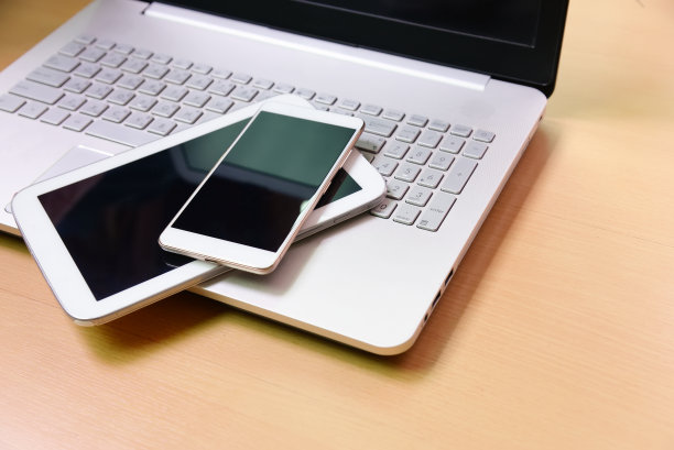 木制背景的笔记本电脑、笔记本电脑、平板电脑和智能手机图片下载