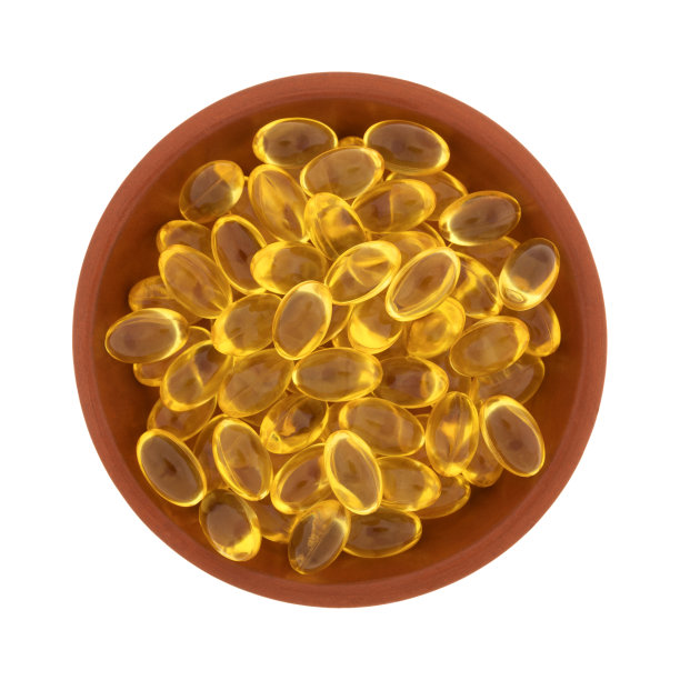 白色背景上的一碗维生素a胶囊图片下载