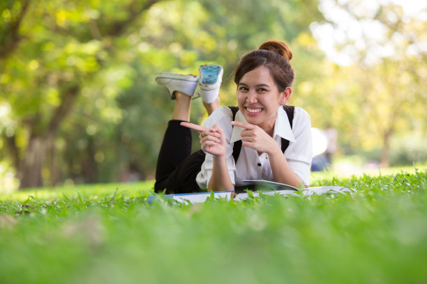 亚洲学生在公园里图片下载