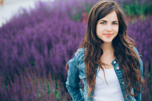 一个现代女孩的时尚肖像素材图片