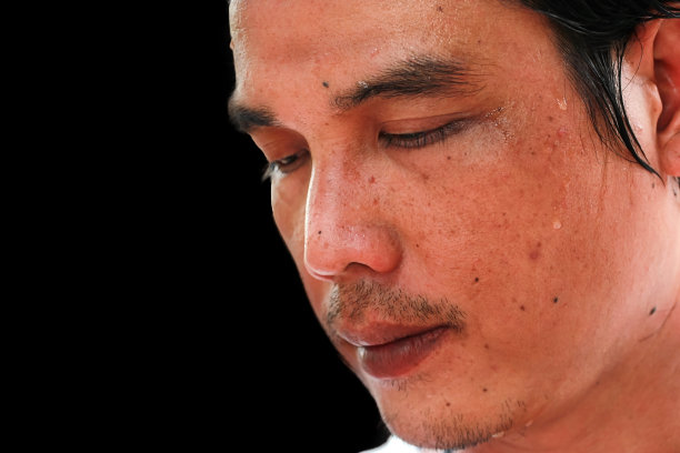 一个拿着水滴的男人的特写图片下载