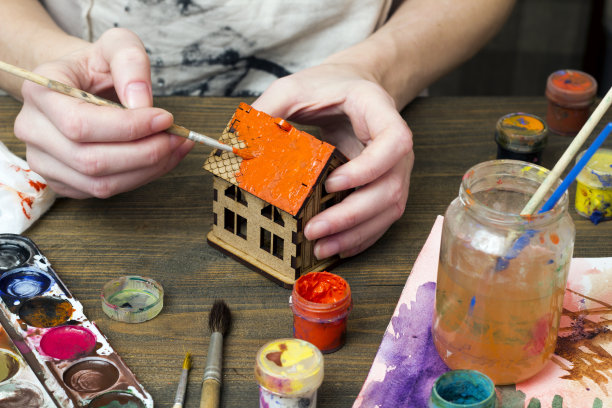 用红漆手绘的木屋图片下载