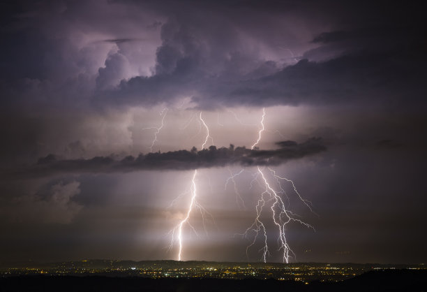 雷暴以上城市图片下载