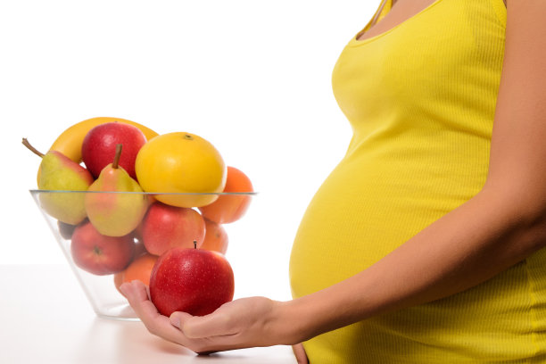 孕妇和新鲜水果，孤立白色背景。图片下载