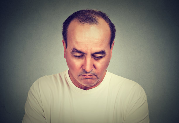 悲伤的人向下看图片下载