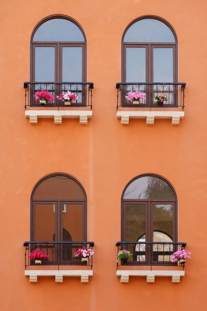 橙色水泥墙上的老式窗户。图片下载