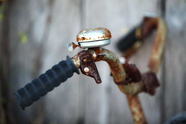 生锈的自行车。图片下载