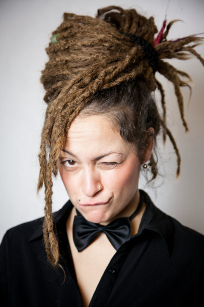 长发绺的女孩图片下载